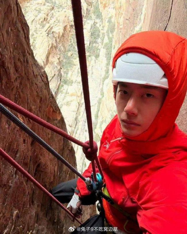 王一博山间自拍泡面头造型吸睛