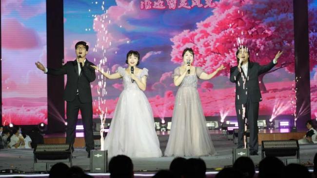 重慶中學(xué)畢業(yè)典禮堪比演唱會 青春盛宴璀璨星光