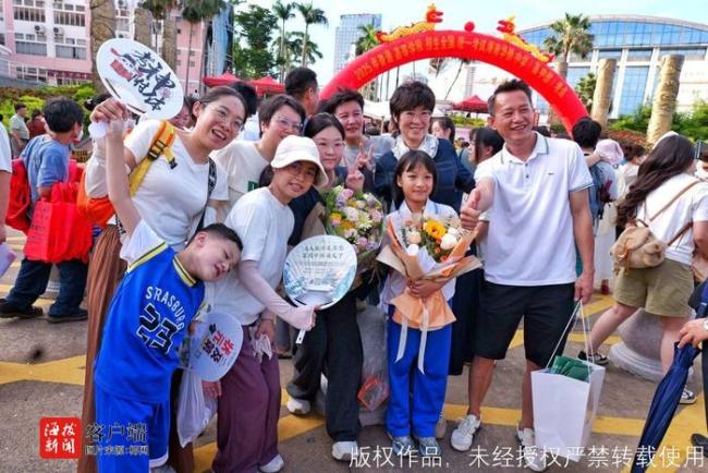 海南高考圆满收官 考生与家长共庆喜悦时刻