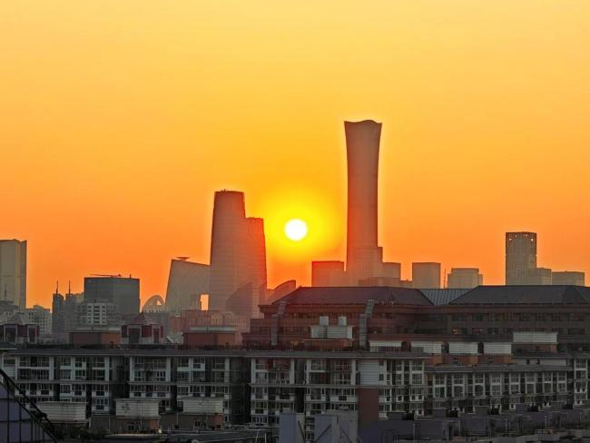 北京今天晴热模式持续最高气温35℃ 南风较大阵风可达六级