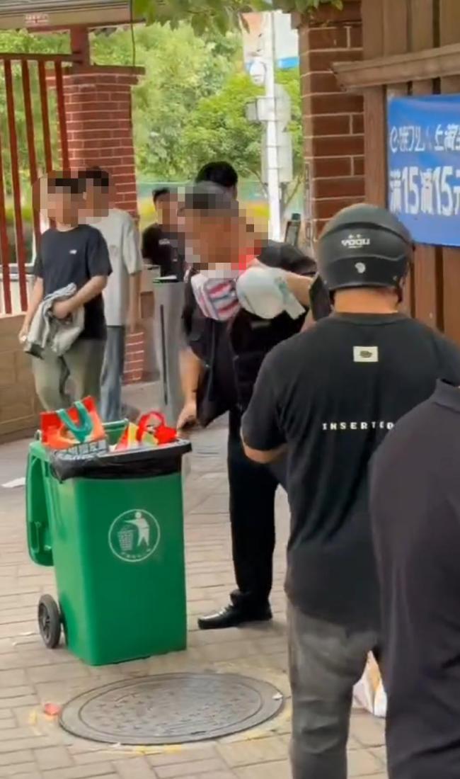 湖南一高校职工将学生外卖扔入垃圾桶
