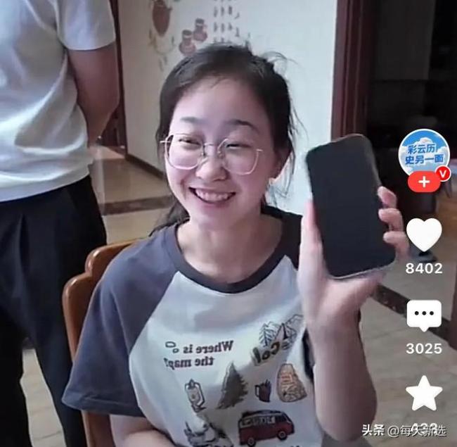 女生收到姐夫送的“考完三件套” 另外一位女生独自面对生活