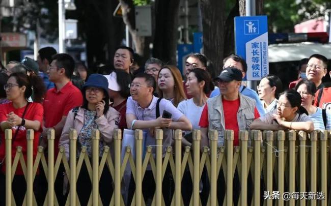 女生收到姐夫送的“考完三件套” 另外一位女生獨(dú)自面對(duì)生活