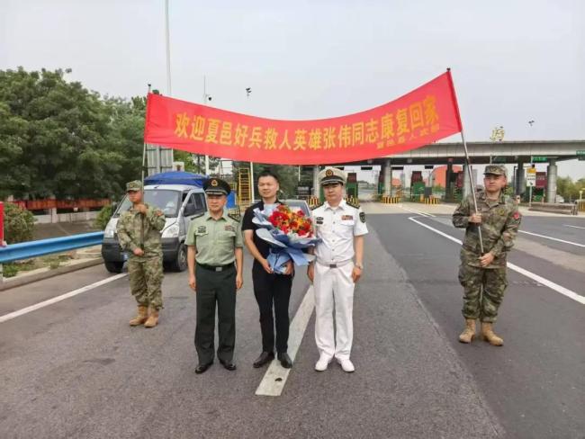軍人張偉回憶水里連救5人情景哭了 忠孝難兩全的選擇