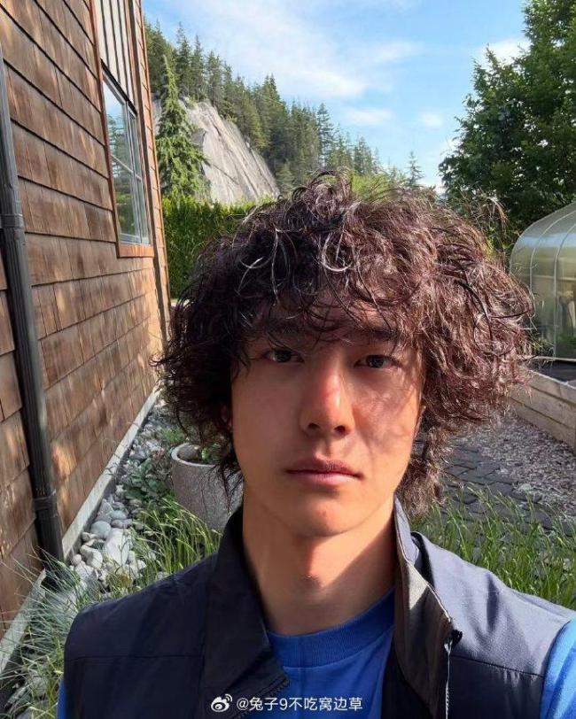 王一博山間自拍泡面頭造型吸睛