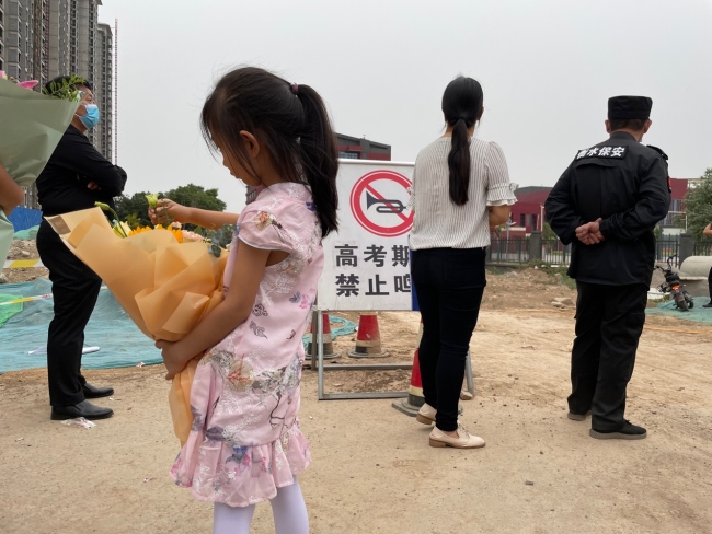 高考结束老大和老三来接老二 全家共迎新旅程