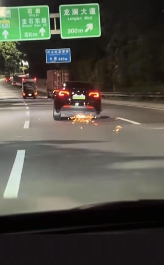 深圳一特斯拉高速爆胎疾行火花四濺