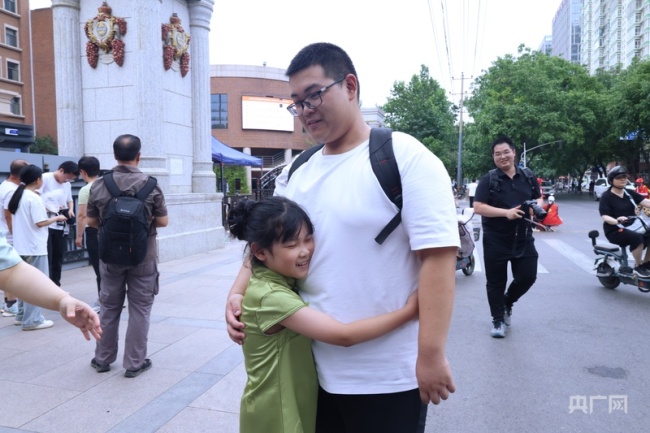 高考落幕 青春正揚(yáng)帆起航 陪考親友團(tuán)“花式接考”