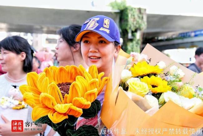 海南高考圓滿收官 考生與家長(zhǎng)共慶喜悅時(shí)刻