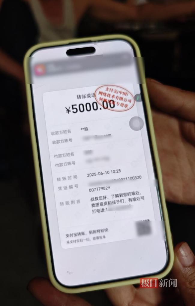 奶奶哽咽談"雙胞胎考場外跪謝爺爺" 孝心感動(dòng)網(wǎng)友