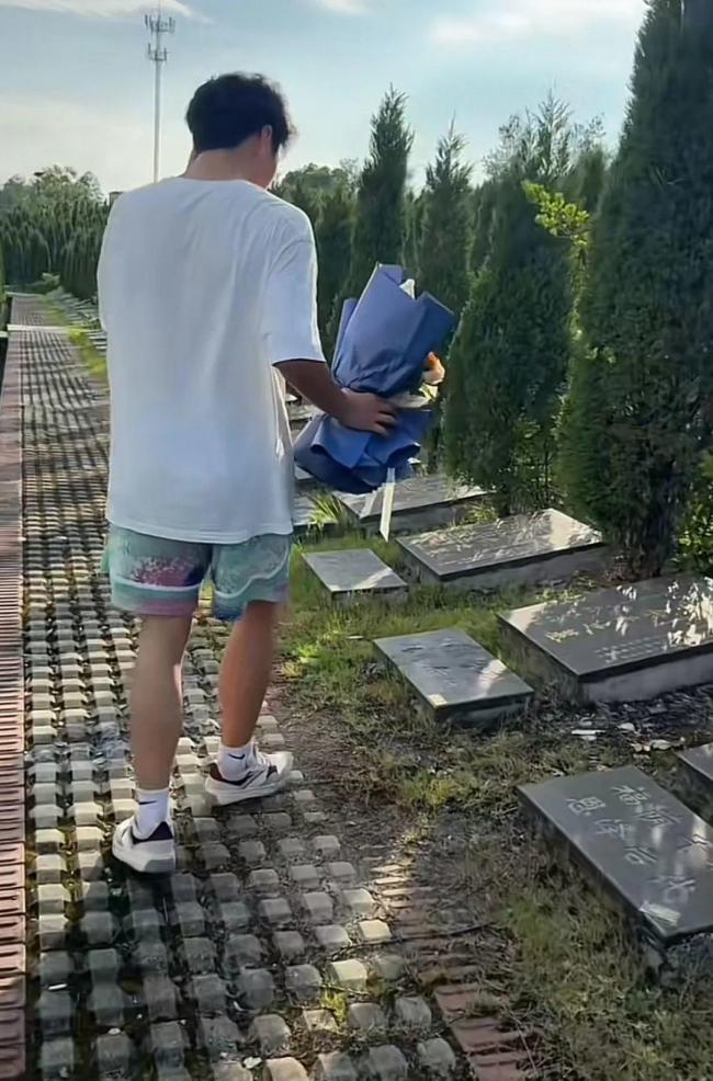 男生將媽媽遺照貼在胸口參加高考 深情舉動(dòng)感動(dòng)網(wǎng)友