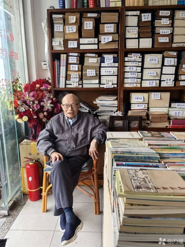 独守书店84年的百岁老人去世 书船载他远去