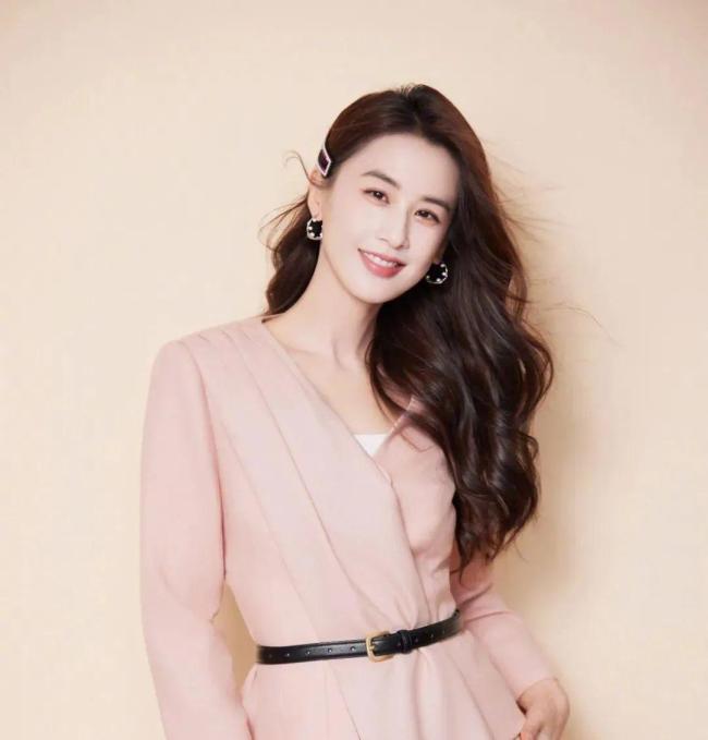 黄圣依称不接受婚前同居，网友吵翻 婚恋观念引热议