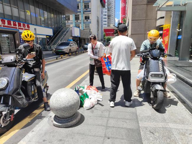 阿姨在华强北给外卖员送外卖，几人接力代送外卖日赚近千元 高楼下的“速度”故事