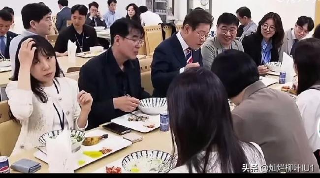李在明与记者共进午餐 吃泡菜面条，不知道能不能吃饱