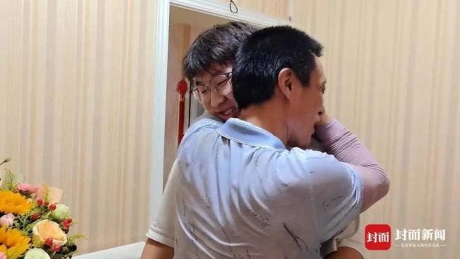 兒子高考結(jié)束后擁抱無(wú)腿父親 跪謝父母的養(yǎng)育之恩 沉甸甸的父愛感動(dòng)無(wú)數(shù)人