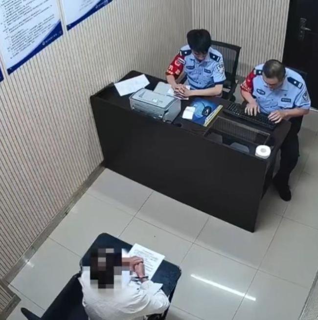 男子火车上猥亵熟睡女旅客被拘14天 乘警及时抓获
