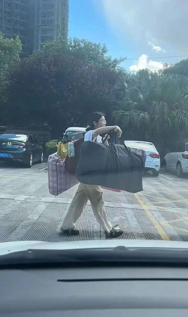 高考后挑行李回家女生婉拒資助：準(zhǔn)備找份暑假工