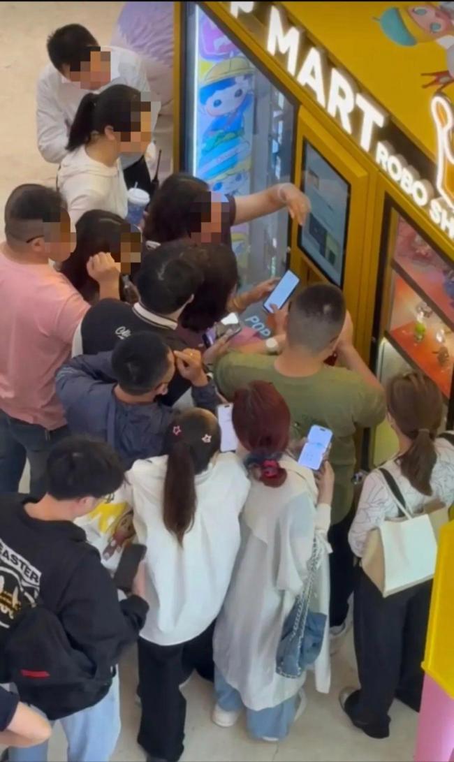 黃牛霸機(jī)搶購Labubu還打人,？警方介入 商場秩序受擾