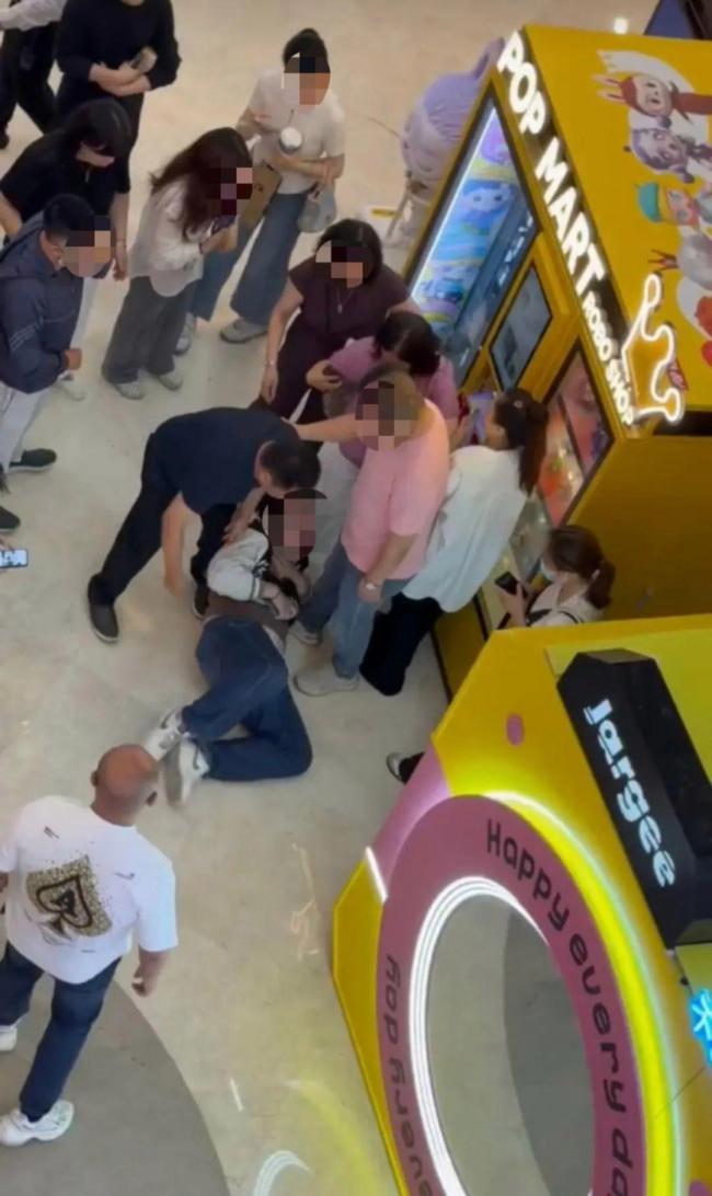黄牛霸机抢购Labubu还打人？警方介入 商场秩序受扰