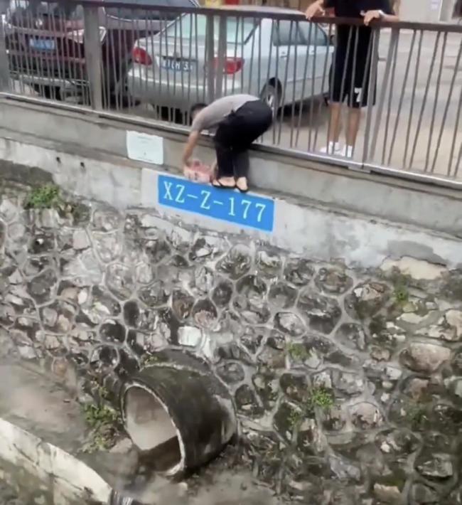 深圳一河道驚現(xiàn)大量成扎鈔票 警方介入調(diào)查撿錢男子