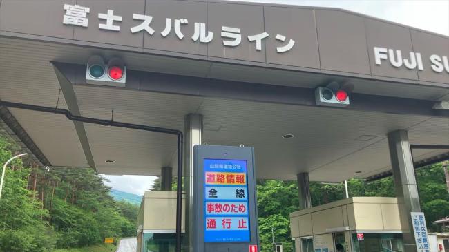 现场：载中国游客大巴在日本出车祸