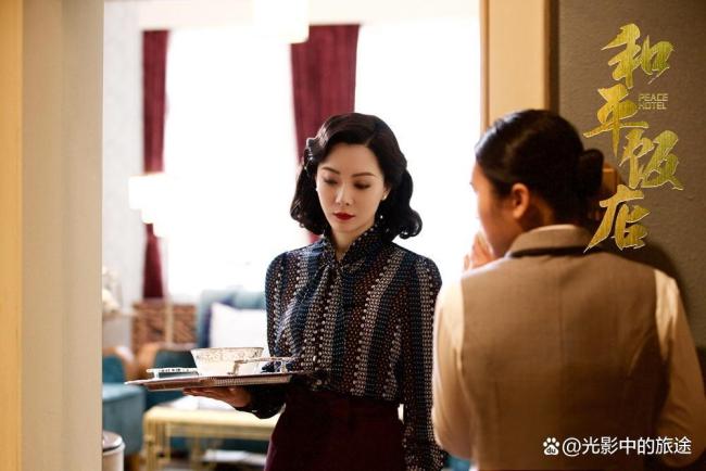 雷佳音回看12年前采访狂摇头 吻戏囧事笑翻全场（女子为给丈夫惊喜搭印坠机客机遇难
