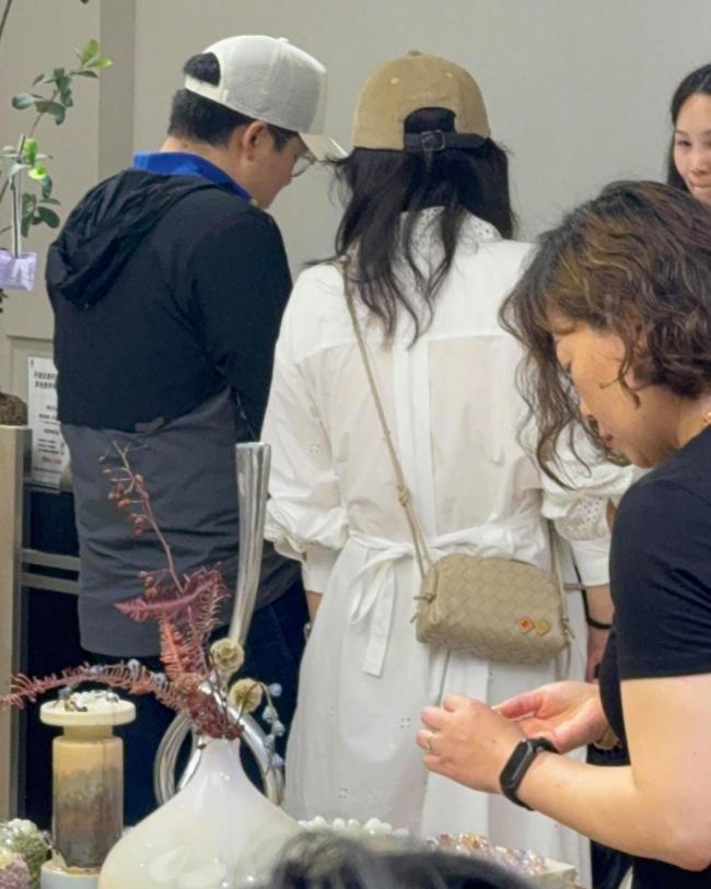 網友在上海逛街偶遇霍啟剛郭晶晶 低調恩愛顯親和力
