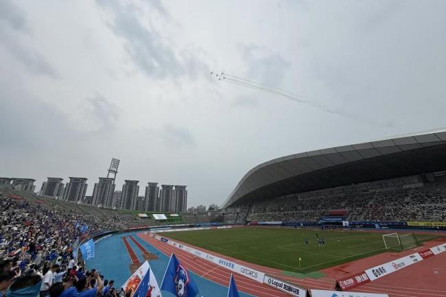 苏超扬州主场飞机编队起飞 为赛事加油助威及网友在上海逛街偶遇霍启刚郭晶晶 低调恩