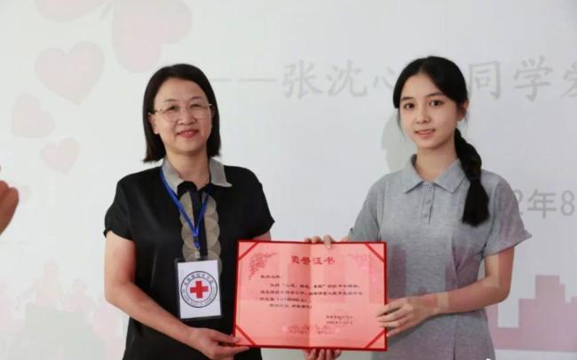 高顏值清華學(xué)霸走紅