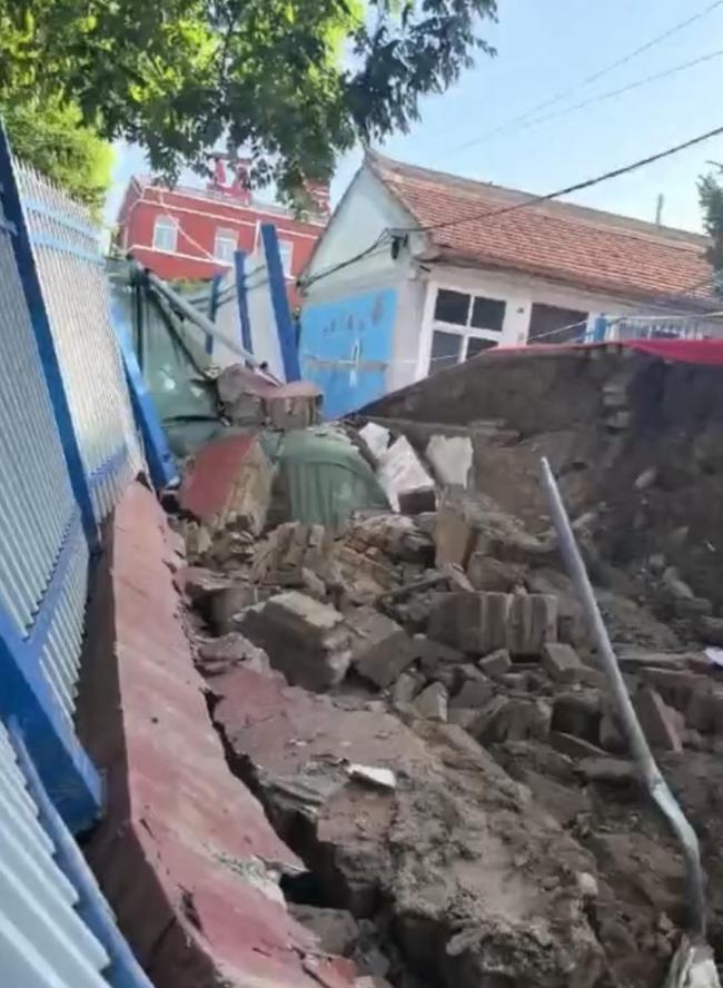 学校回应围墙倒塌致祖孙身亡