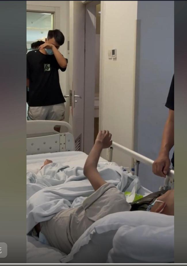 高中生患白血病 同學(xué)們病房外痛哭 少年的堅強與同學(xué)情深