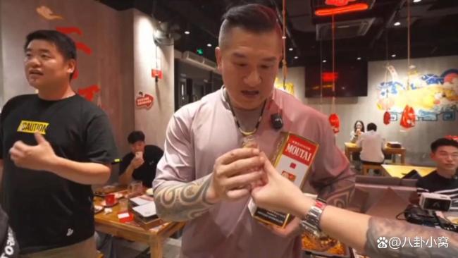 臺網(wǎng)紅“館長”打卡西湖三潭印月 破冰之旅引發(fā)熱議