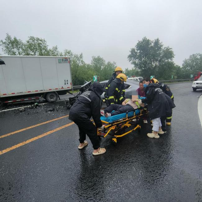 北京中到大雨，北六环轿车货车相撞，多人受伤被困，消防员雨中救援 紧急救援展开