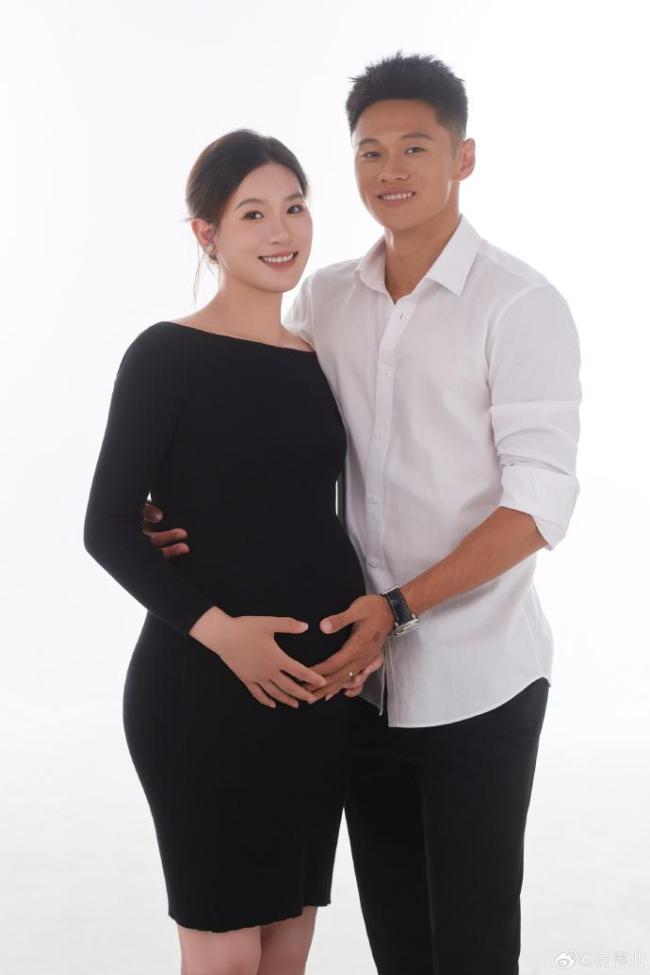 谢震业父亲节官宣妻子怀孕 分享心路历程