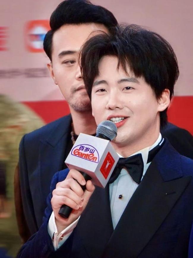 郭麒麟上影节红毯“绑外甥” 幽默遛娃成焦点