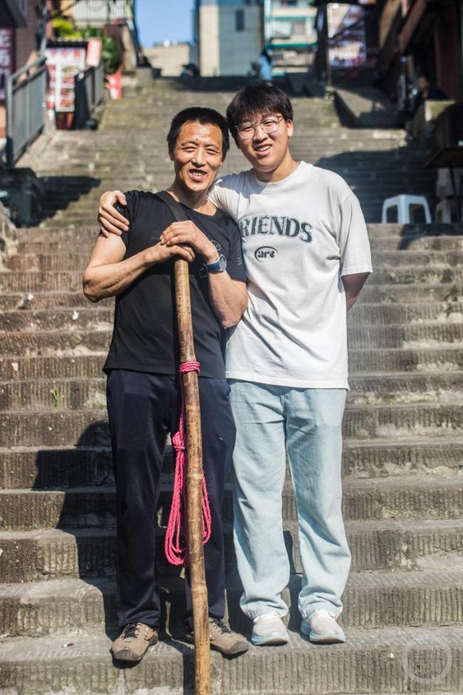 朝天门梯坎上的父亲节 15年后的又一次合影