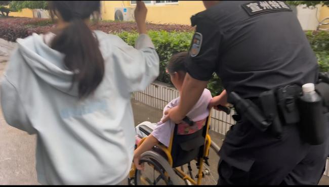 宣城一中考考生腿部受伤 暖心护送进考场