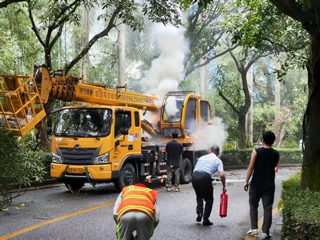 公交司機(jī)成功處置吊車火情