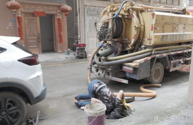00后女生陪父親掏糞：賺最干凈的錢 從嫌棄到搭檔