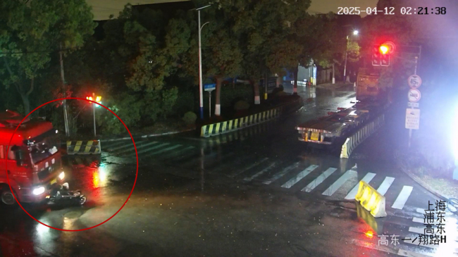 男子騎車闖紅燈沖撞交警被拘 違法代價(jià)慘痛