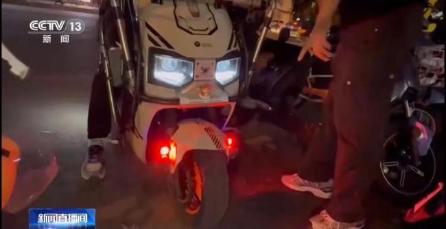 央视曝光电动自行车滥用远光灯 夜间出行隐患多