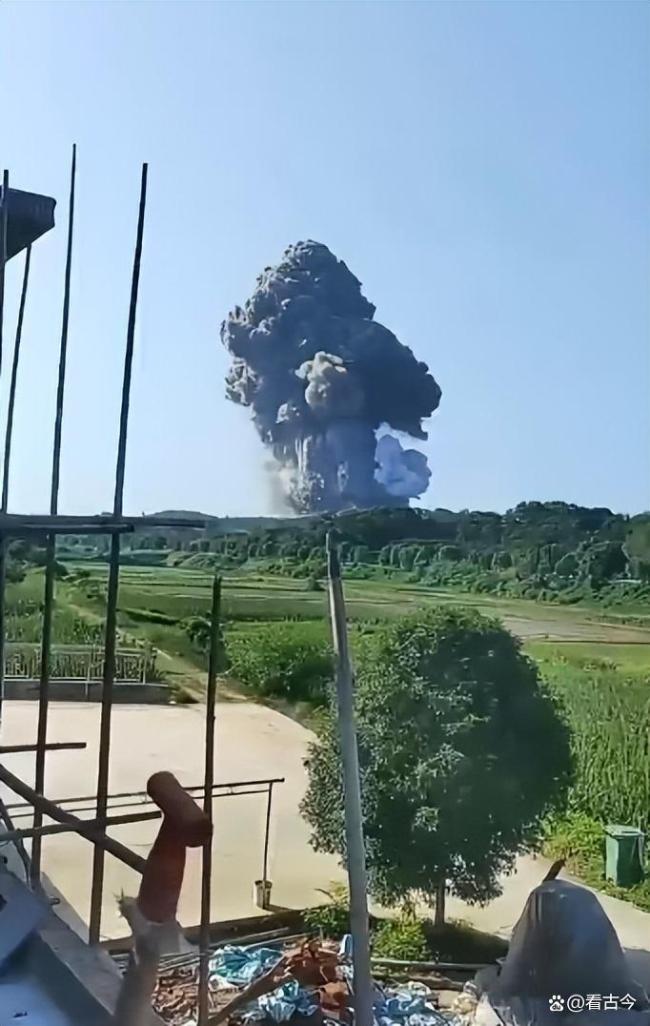 湖南一花炮厂爆炸 现场升起蘑菇云 现实版“烟花惊魂记”