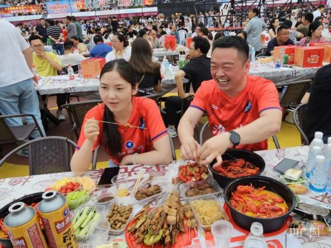 “蘇超”賽場外的足球經(jīng)濟 品牌贊助與地方產(chǎn)業(yè)共舞