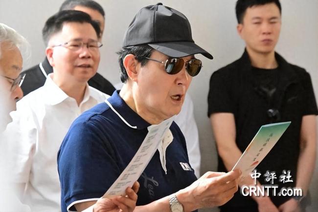 马英九参访鼓浪屿 高唱《龙的传人》 民众热情欢迎
