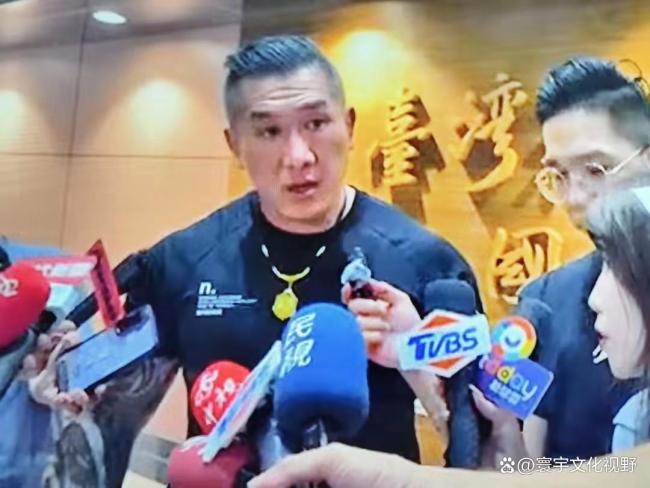 “館長(zhǎng)”返臺(tái)怒罵民進(jìn)黨：就是個(gè)騙子