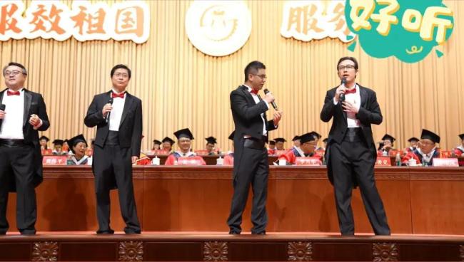 上海“大叔男团”火了 人均超高学历 医术与歌声并重