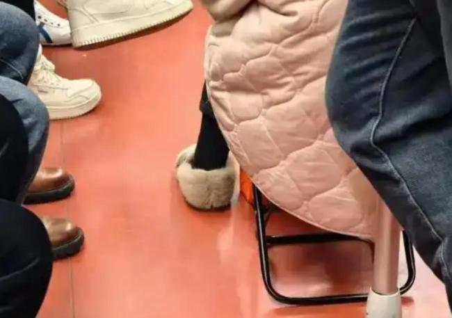 上海地铁劝导小板凳行为 通勤困境的无声抗议