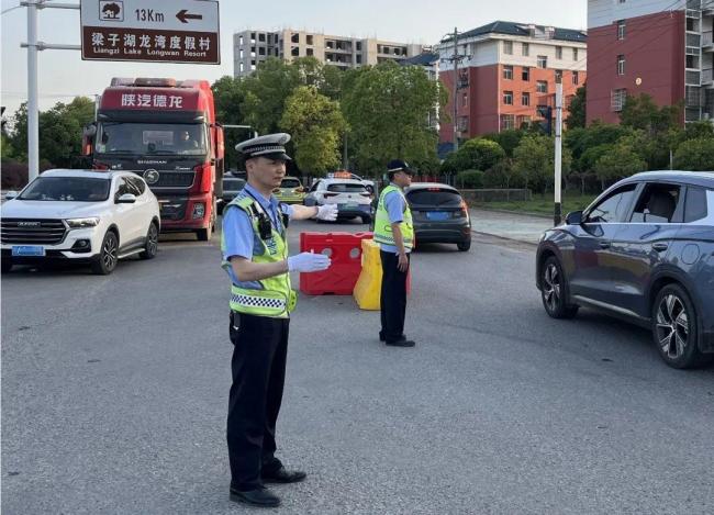 41岁交警被冲卡轿车顶行600米牺牲 英雄民警因公殉职