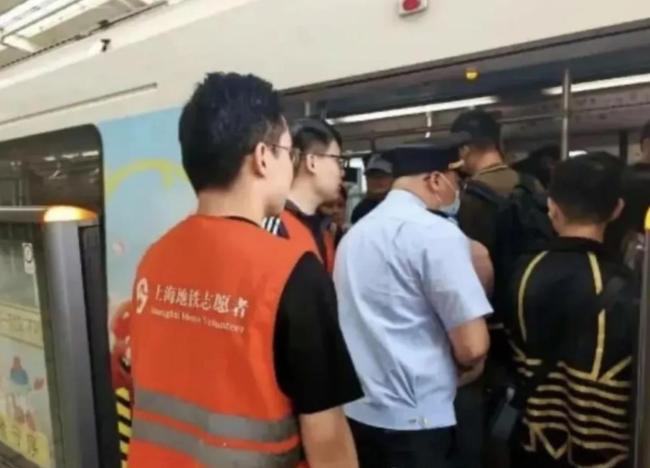 上海地铁劝导小板凳行为 通勤困境的无声抗议